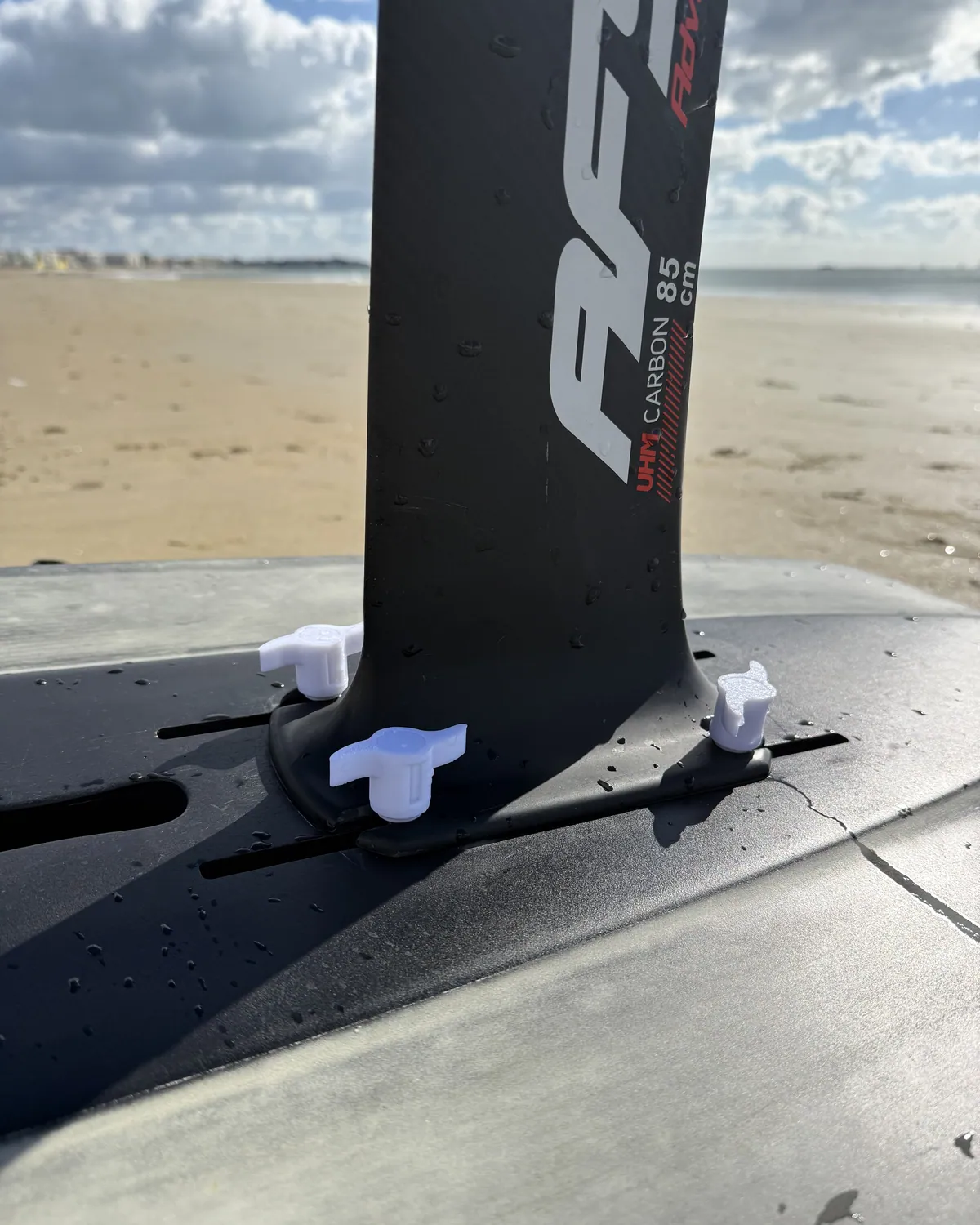 Adaptateurs de vissage rapide M8 version longue montés sur la platine d'un mât carbone, sur la plage